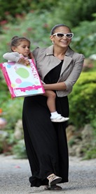 jennifer-lopez with daugther 2